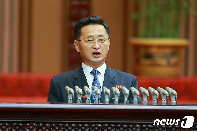 (평양 노동신문=뉴스1) = 북한 노동당 기관지 노동신문은 지난 17일 개최한 최고인민회의에서 김덕훈 내각총리가 선서를 했다고 18일 보도했다. [국내에서만 사용가능. 재배포 금지. DB 금지. For Use Only in the Republic of Korea. Redistribution Prohibited] rodongphoto@news1.kr