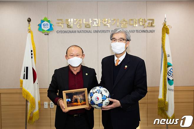 박항서 감독(왼쪽)이 18일 경남과기대에서 김남경 총장으로부터 명예 경영학박사 학위를 받고 있다. © 뉴스1