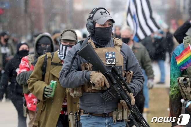 17일(현지시간) 미국 미시간주 랜싱에서 무장한 친트럼프 시위대가 주의회 의사당 앞에 모였다.© AFP=뉴스1