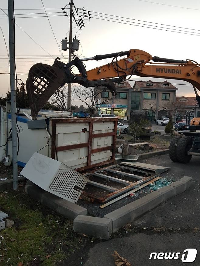 지난 16일 새벽 30대 남성이 훔친 굴삭기로 ATM 안에 있는 돈을 훔치려한 황당한 사건이 벌어졌다(굴삭기 주인 제공) /© 뉴스1