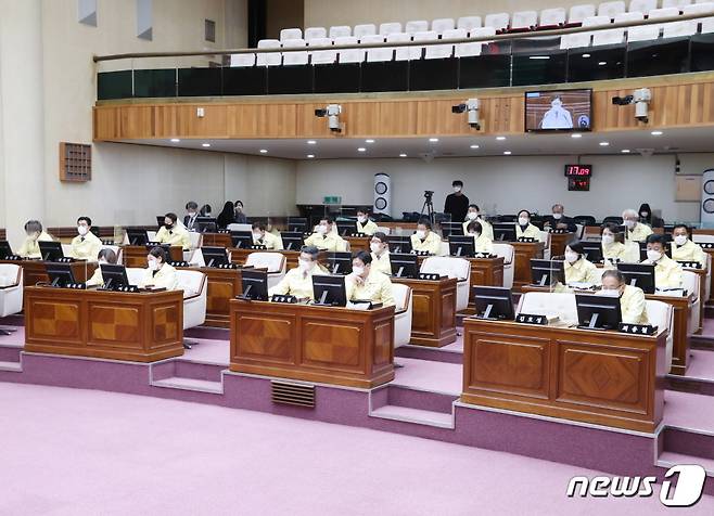 전주시의회는 18일 열린 제377회 임시회에서 ‘소상공인 임대료 감면대책 촉구 결의안’을 채택했다.(전주시의회 제공) © 뉴스1