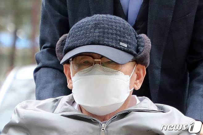 감염병예방법 위반 등 혐의로 기소된 이만희 신천지예수교 증거장막성전(신천지) 총회장이 지난해 11월18일 오후 경기도 수원시 영통구 수원지방법원에서 열리는 재판에 출석하고 있다.  /뉴스1