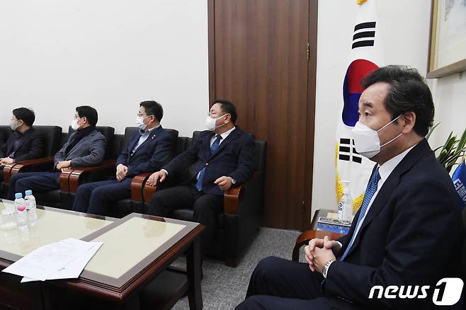 이낙연 더불어민주당 대표가 18일 오전 서울 여의도 국회 당대표실에서 대통령 신년기자회견을 시청하고 있다. 2021.1.18/뉴스1 © News1 성동훈 기자