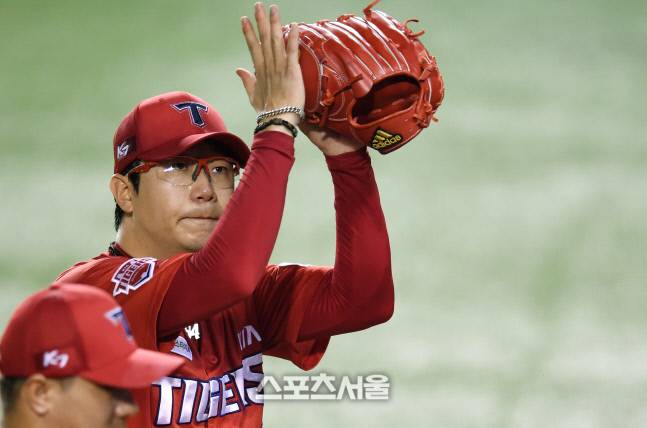 KIA 선발투수 양현종이 환호하는 팬들을 올려보며 박수를 보내고 있다. 박진업기자 upandup@sportsseoul.com