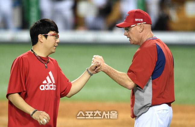 KIA 선발투수 양현종(왼쪽)과 맷 윌리엄스 감독이 주먹을 맞대고 있다. 박진업기자 upandup@sportsseoul.com