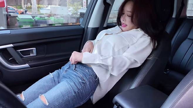 '모델이 옷 갈아 입는 법' 영상 캡처. 사진제공=섹시 엘프(Sexy Elf)