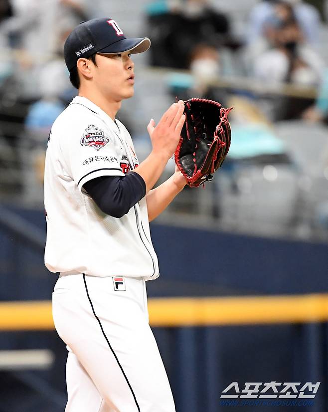 2020 KBO 리그 한국시리즈 3차전 NC 다이노스와 두산 베어스의 경기가 20일 고척스카이돔에서 열렸다. 2회말 두산 최원준이 NC 노진혁의 타구를 호수비로 처리한 2루수 최주환을 보며 박수를 치고 있다. 고척=허상욱 기자 wook@sportschosun.com/2020.11.20/