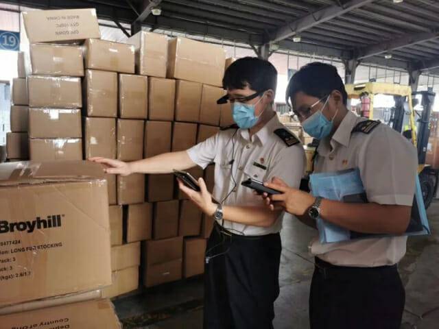 상하이 세관에 도입된 AR글래스 (사진=상하이 세관 과기처)