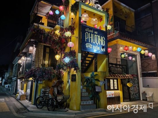 갤럭시S21 야간모드로 촬영한 베트남 음식점 외부 모습