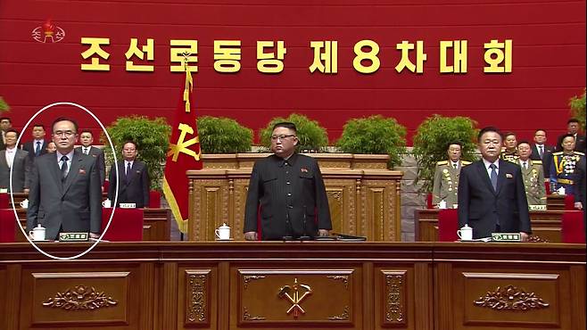 북한 조선중앙TV는 지난 12일 평양에서 노동당 제8차 대회가 폐막했다고 13일 보도했다. 이번 대회에서 당비서로 선출된 조용원(하얀 원)이 당대회 주석단에서 김정은 총비서 바로 오른편(김정은 기준)에 자리하고 서 있다./조선중앙TV 연합뉴스