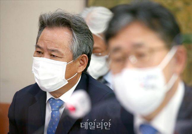 이기흥 대한체육회장이 국회 문화체육관광위원회 종합국정감사에서 질의를 듣고 있다(10.26).ⓒ데일리안 홍금표 기자