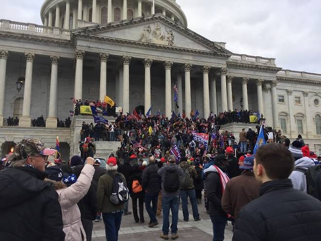 도널드 트럼프 미국 대통령 지지자들이 6일(현지 시간) 워싱턴 국회 의사당 앞에서 미 대선 결과에 이의를 제기하는 시위를 벌이고 있다. 위키미디어 제공
