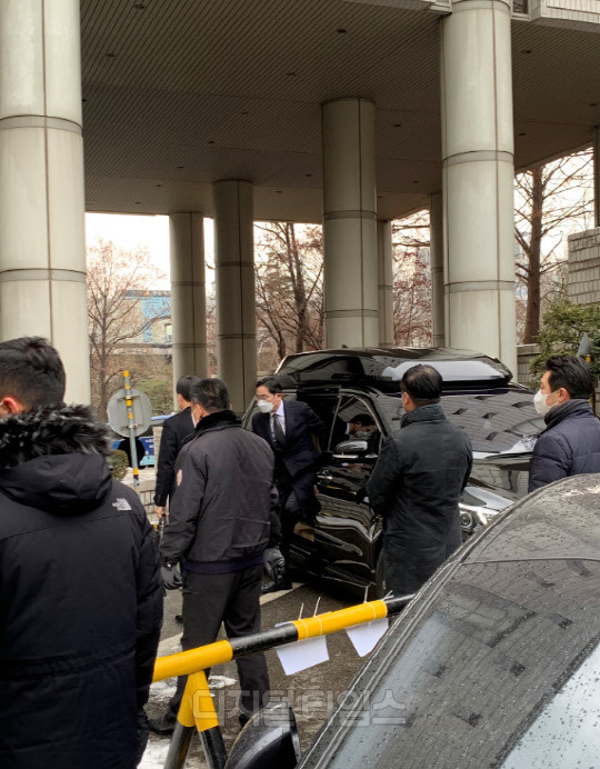 이재용 삼성전자 부회장이 18일 파기환송심 최종 선고 공판에 참석하기 위해 서울 서초동 서울중앙지방법원에 도착하고 있다.