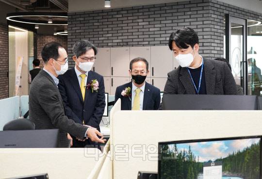 민기식 푸르덴셜생명 대표이사 사장(왼쪽 두번째)과 양종희 KB금융지주 부회장(왼쪽 세번째)이 푸르덴셜생명의 스마트오피스를 둘러보고 있다. (사진=푸르덴셜생명 제공)