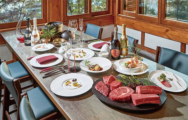 명월관 별채의 프라이빗룸에서 즐길 수 있는 한우 맡김차림 상차림. 사진 워커힐 호텔앤리조트