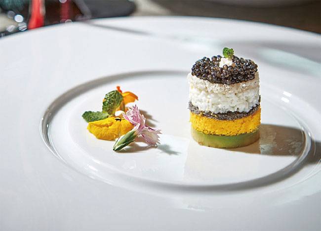 동(冬) 절기에 제공되는 전채요리인 벨루가 캐비아 아보카도. 사진 워커힐 호텔앤리조트