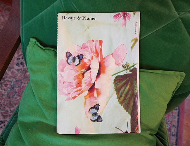 캐서린 롱리의 ‘헤르니와 플럼’. 표지는 그들의 카라반 식탁에 깔려 있는 유포식탁보를 본떴다. 사진 김진영