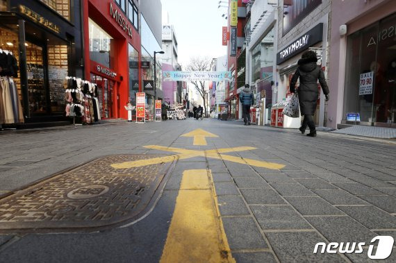 서울 중구 명동거리가 신종 코로나바이러스 감염증 3차 유행으로 인한 수도권 거리두기 2.5 단계 발령에 따라 한산한 모습을 보이고 있다. 뉴스1 제공