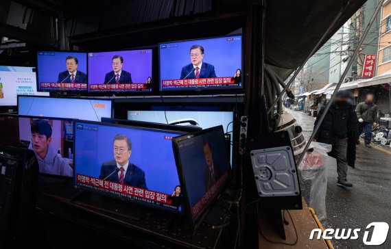 18일 서울 황학동 시장에서 문재인 대통령의 신축년(辛丑年) 기자회견이 TV를 통해 방영되고 있다.