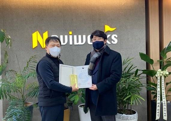 한국산업기술대 조기취업형 계약학과 참여기업인 ㈜네비웍스가 ‘조기취업형계약학과 선도대학 육성사업’의 발전에 기여한 공로를 인정받아 교육부 장관상을 수상했다. 박윤수 산기대 교수(오른쪽)가 원준희 네비웍스 대표에게 표창장을 전달한 후 기념촬영을 하고 있다.