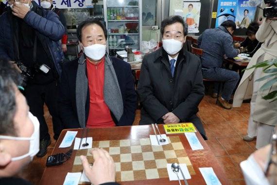더불어민주당 대표(오른쪽)가 18일 광주 서구 양동시장에 위치한 노무현 전 대통령이 생전 대선 후보 시절 방문했던 식당을 찾아 손중호 광주시상인연합시장과 함께 식사를 기다리고 있다. 뉴스1