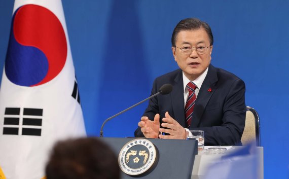 문재인 대통령이 18일 청와대 춘추관에서 열린 신년 기자회견에서 기자의 질문에 답하고 있다. 문 대통령은 이명박·박근혜 전 대통령 사면론에 대해 "지금은 사면을 말할 때가 아니다"라며 선을 그었다. 뉴시스