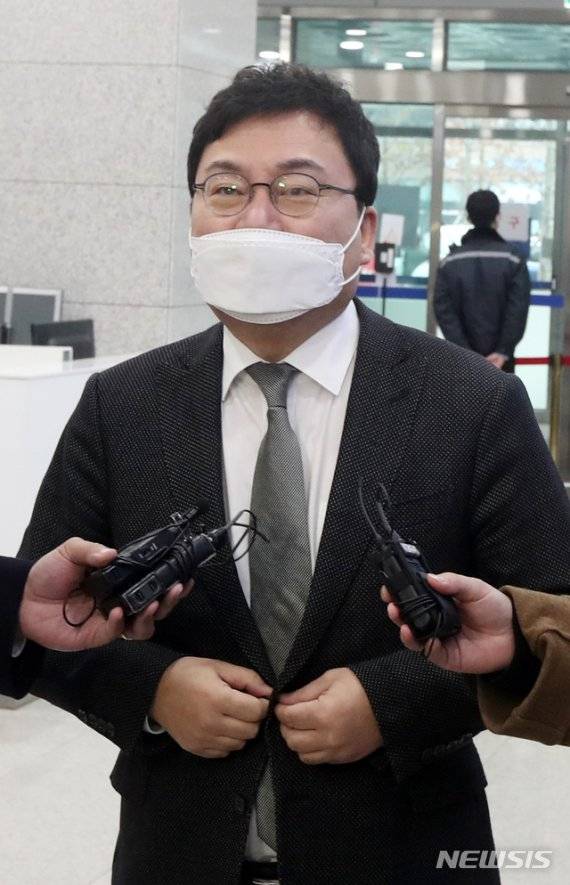 이상직 의원의 공직선거법 위반 등 처벌에 대한 법률 위반 공판이 열린 27일 전북 전주시 전주지방법원을 찾은 이상직 의원이 법정으로 들어서기 전 기자들의 질의에 답변하고 있다. 2020.11.27./사진=뉴시스