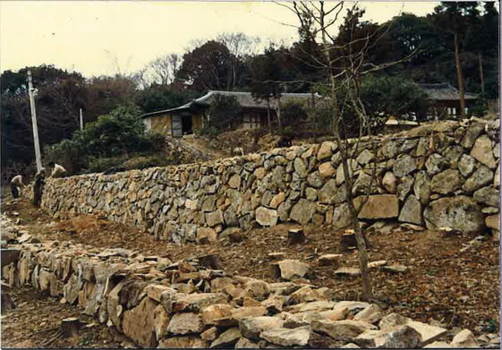 1990년대 불사 초창기의 미황사. 대웅전 마당의 돌 축대를 쌓고있는 모습이다.