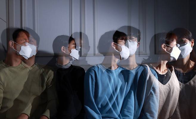 Overlapping images of a family wearing a mask. (Yonhap News)