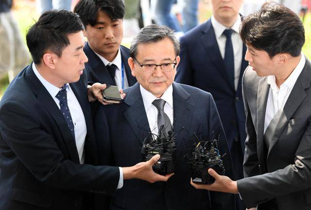 뇌물수수 등 혐의를 받는 김학의 전 법무부 차관이 2019년 5월 9일 서울동부지검에 피의자 신분으로 출석하고 있다. 서재훈 기자