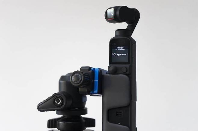 안정적인 타임랩스 촬영이 필요할 경우 DJI 오즈모 포켓 2의 기본 케이스를 이용해 삼각대와 연결하면 된다. 출처=IT동아