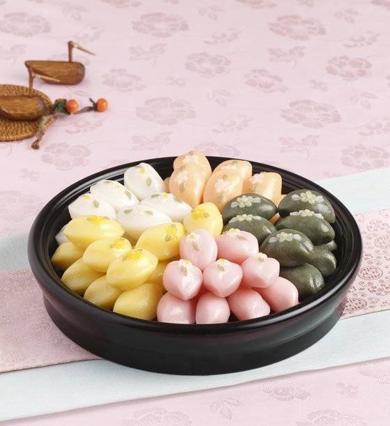 잔치상 등 경사스러운 자리에 주로 차려졌던 오색 송편. [떡 박물관 제공]