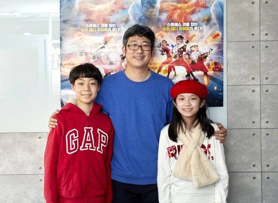 ‘스트레스 제로’의 이대희 애니메이션 감독(가운데)을 만난 김태균 학생기자(왼쪽)·이다예 학생모델이 영화 뒷이야기와 애니메이션 제작 및 감독에 대해 알아봤다.
