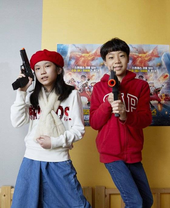 ‘스트레스 제로’ 애니메이션 주인공들처럼 장난감 총을 들고 포즈를 취한 소중 학생기자단.