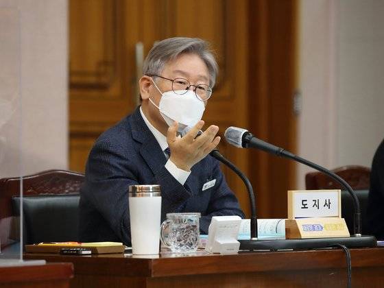 18일 경기도청에서 개최된 2021년 도정업무 보고회의에서 이재명 경기도지사가 실국 주요현안 보고 및 토의를 진행하고있다. 경기도