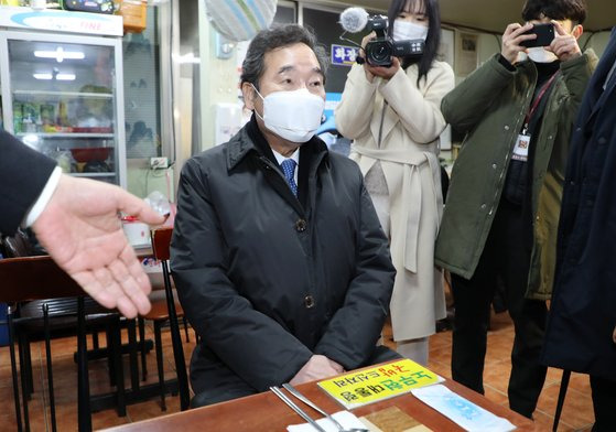 이낙연 더불어민주당 대표가 광주를 찾아 18일 오후 광주 서구 양동시장에서 노무현 대통령이 생전 방문한 국밥집에서 노 대통령이 앉은 자리에 앉아 있다. 뉴스1