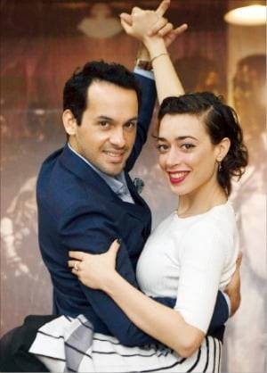 아르헨티나 탱고 듀오 세바스티안 아코스타(남성)와 라우라 다나(여성). 오는 31일 ‘아디오스 피아졸라’ 공연에서 아르헨티나 전통 탱고의 매력을 선보인다.  신경훈 기자  khshin@hankyung.com