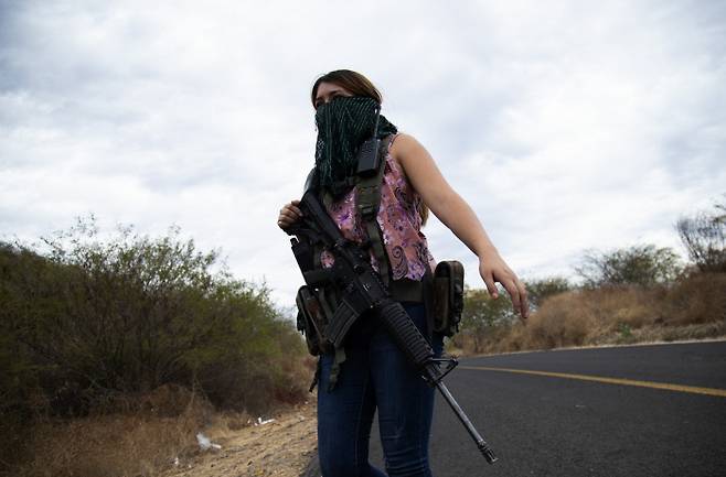 자경단원이 지난 14일(현지시간) 총을 들고 멕시코 엘테레로 마을 외곽을 순찰하고 있다. 엘테레로|AP연합뉴스