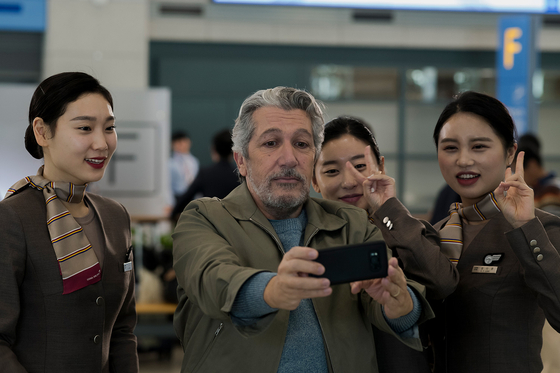 A scene from the film ″#Iamhere.″ The protagonist Stephan (played by Alain Chabat) stays at Incheon International Airport for more than 10 days waiting for Soo. [NEXT ENTERTAINMENT WORLD]