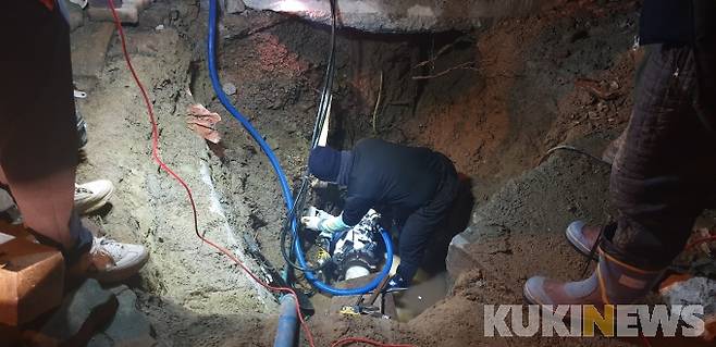 ▲ 지난 15일, 해남군 화원면에 소재한 대한조선으로 용수를 공급하는 관로가 연초부터 몰아닥친 최강 한파로 산이면 금호마을에서 2곳이 파손되면서 해남군이 긴급 보수에 나섰다.[사진=해남군]