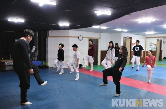 ▲ 기금 지원이 종료된 2013~2018년 선정 70개 클럽을 대상으로 한 ’2021년도 스포츠클럽 육성지원사업 공모‘에서 전남 17개 클럽이 선정됐다. 순천공공스포츠클럽 택견 수업.[사진=전남도체육회]