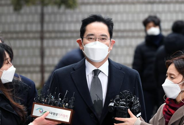 국정농단 사건으로 재판에 넘겨진 이재용 삼성전자 부회장이 18일 서울 서초구 서울고등법원에서 열린 국정농단 사건 파기환송심 선고 공판에 출석하고 있다. 윤성호 기자