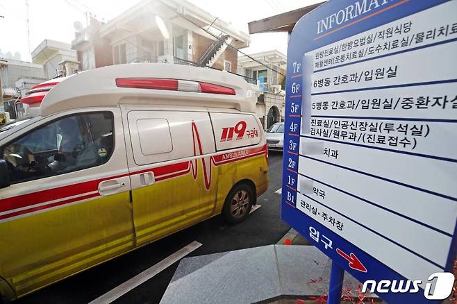 지난 14일 오후 광주 서구 한 병원에서 코로나19 집단감염이 발생, 방역당국이 확진자 이송을 준비하고 있다. 기사내용과 무관./사진=뉴스1