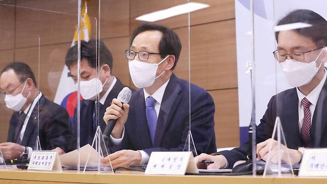 [세종=뉴시스]강종민 기자 = 김흥진 국토교통부 주택토지실장이 18일 오후 정부세종청사에서 열린 부동산 정책 추진현황 및 향후계획 관련 합동설명회에서 3기 신도시 등 신규택지 공급, 공공정비사업 등을 설명하고 있다. 왼쪽부터 금융감독원 김동선 부원장보, 김태호 국세청 자산과세국장, 김흥진 국토교통부 주택토지실장, 임재현 기획재정부 세제실장. (공동취재사진) 2021.01.18.    photo@newsis.com