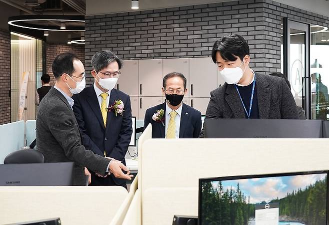 푸르덴셜생명은 효율적인 업무 환경 조성을 위한 스마트오피스를 오픈했다고 18일 밝혔다. 사진은 관련 기념식 이후 민기식 푸르덴셜생명 대표이사(왼쪽 두번째)와 양종희 KB금융지주 부회장(왼쪽 세번째)이 스마트오피스를 둘러보는 모습/사진제공=푸르덴셜생명