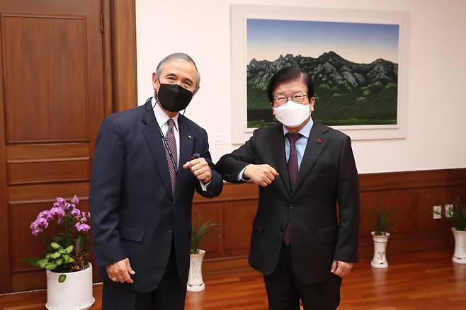 박병석 국회의장(오른쪽)이 18일 해리 해리스 주한미국대사의 이임 예방을 받았다. [국회의장실 제공]
