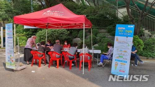 [서울=뉴시스] 서울 관악구 우성아파트에서 실시한 컨설팅 모습. (사진=관악구 제공) 2021.01.18. photo@newsis.com