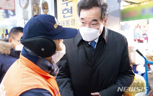 [광주=뉴시스] 김혜인 기자 = 이낙연 더불어민주당 대표가 18일 오후 광주 서구 양동전통시장을 방문해 시장 상인에게 인사하고 있다. 2021.01.18.hyein0342@newsis.com