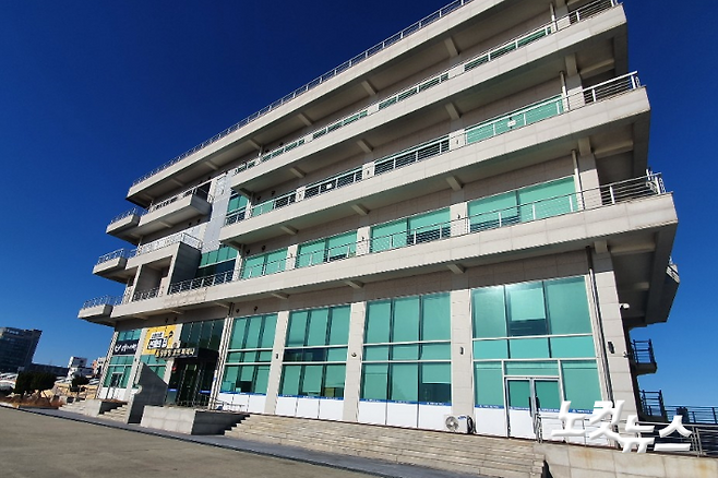 강릉항 요트 마리나 부대시설 건물. 유선희 기자