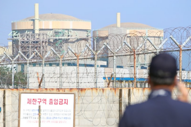 월성 1호기(오른쪽). 연합뉴스